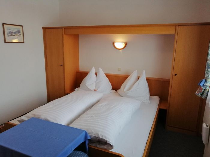 Schlafzimmer mit Doppelbett
