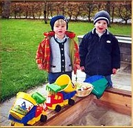 Kinder beim Spielen im Garten