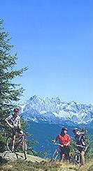 Mountainbiker vor dem Dachstein
