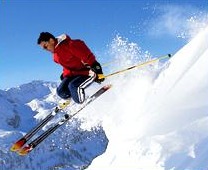 Skifahrer im Tiefschnee